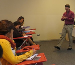 Profesor de la Universidad de Georgia se reúne con docentes y estudiantes de la Escuela de Pedagogía