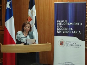 La docente del Instituto de Literatura y Ciencias del Lenguaje, Claudia Sobarzo Arizaga, emitió un discurso en representación del curso del diplomado.