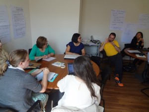 Docentes discutiendo entre pares durante el taller "Aprendizaje Activo: Diseñando tu clase".